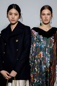 tory-burch-bks-g-rf19-5095.thumb.jpg.69998cccdec1d0a19f69a2c1bb91baff.jpg