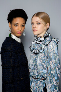 tory-burch-bks-g-rf19-5136.thumb.jpg.76e44e5c67f33a4f0c9d29370df3c39e.jpg