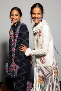 tory-burch-bks-g-rf19-5314.thumb.jpg.7c15d515bbc2e4345598f7ffa143ddd8.jpg