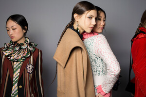 tory-burch-bks-g-rf19-5406.thumb.jpg.bd2f800f759883b88d7670c0fa9e595d.jpg