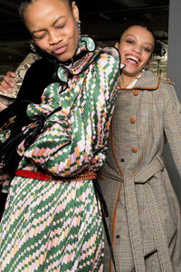 tory-burch-bks-g-rf19-5536-1.thumb.jpg.c1e8d36ab453952e83fa8204a2077cb3.jpg