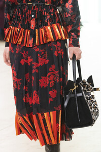 tory-burch-clp-rf19-2710.thumb.jpg.a19b939e03663ef3609a4d32e7d1f19e.jpg