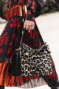 tory-burch-clp-rf19-2712.thumb.jpg.cd6116392483c984a2d11c7aaa60008a.jpg