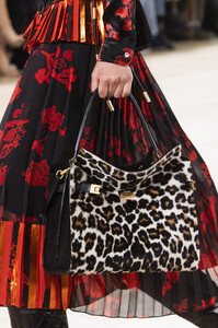 tory-burch-clp-rf19-2713.thumb.jpg.dd01be5426fd9ede27f2584916bfc9e6.jpg