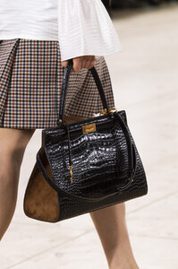 tory-burch-clp-rf19-2746.thumb.jpg.b1aab82db0932d8bb95006eab7141530.jpg