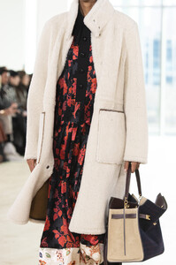 tory-burch-clp-rf19-2754.thumb.jpg.ce19760d04b8c368ec39d87ddfca6e54.jpg