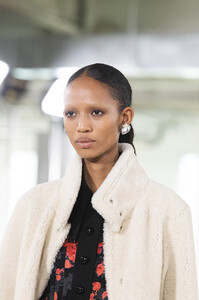 tory-burch-clp-rf19-2758.thumb.jpg.e240bd8c2ff4a43f58d3c0e85949501b.jpg