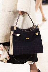 tory-burch-clp-rf19-2764.thumb.jpg.7bfafd437f717f0f0931a12416d5b177.jpg