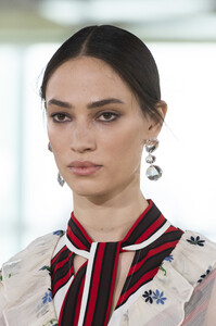 tory-burch-clp-rf19-2809.thumb.jpg.341a49d5e78281baf71d07786dd13e1d.jpg