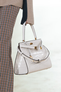 tory-burch-clp-rf19-2833.thumb.jpg.5a02eadbf1d3a7d88c7c142de725f8b4.jpg