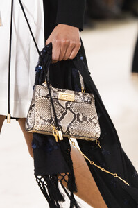 tory-burch-clp-rf19-2990.thumb.jpg.692a8cf0b9e0692739ac4cecc3eff6d5.jpg