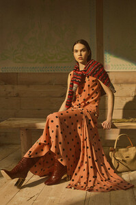tory-burch-resort-2020-the-impression-011.thumb.jpg.de371dd61ec3f8a2e01a41375271248e.jpg