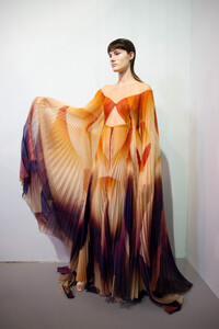van-herpen-hc-bks-m-rs19-0425.thumb.jpg.a77bca3aa321fc5f10b932b68af37e3a.jpg