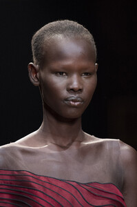 van-herpen-hc-clp-rs19-3657.thumb.jpg.357e98c291d92e04ba4e9e861109b971.jpg