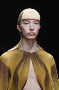 van-herpen-hc-clp-rs19-3927.thumb.jpg.5ac63967d0ed55151e3d3b01f91dab1d.jpg