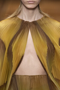 van-herpen-hc-clpi-rs19-0255.thumb.jpg.6094f471ba256e4f9368f3f7c5f8165e.jpg