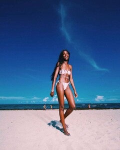 victoriassecret_62071465_2287570221361429_312464091245960475_n.jpg