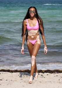 winnie-harlow-danielle-herrington-and-jasmine-sanders-beach-in-miami-05-09-2019-1.jpg