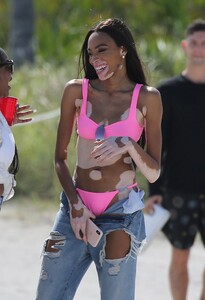 winnie-harlow-danielle-herrington-and-jasmine-sanders-beach-in-miami-05-09-2019-10.jpg