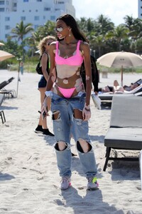 winnie-harlow-danielle-herrington-and-jasmine-sanders-beach-in-miami-05-09-2019-12.jpg