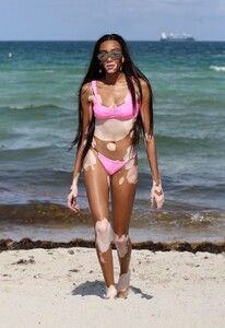 winnie-harlow-danielle-herrington-and-jasmine-sanders-beach-in-miami-05-09-2019-14.jpg