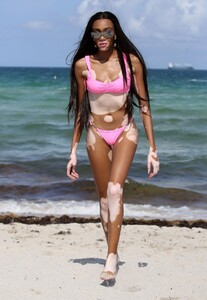 winnie-harlow-danielle-herrington-and-jasmine-sanders-beach-in-miami-05-09-2019-15.jpg