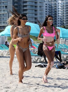 winnie-harlow-danielle-herrington-and-jasmine-sanders-beach-in-miami-05-09-2019-17.jpg