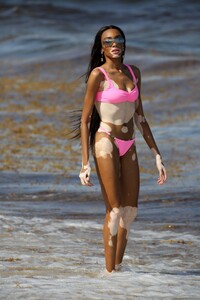 winnie-harlow-danielle-herrington-and-jasmine-sanders-beach-in-miami-05-09-2019-2.jpg