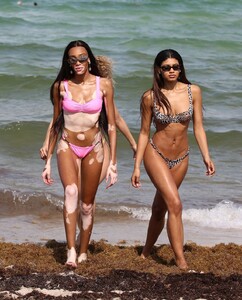 winnie-harlow-danielle-herrington-and-jasmine-sanders-beach-in-miami-05-09-2019-22.jpg