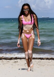 winnie-harlow-danielle-herrington-and-jasmine-sanders-beach-in-miami-05-09-2019-3.jpg