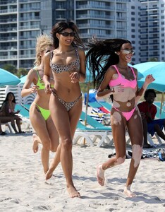 winnie-harlow-danielle-herrington-and-jasmine-sanders-beach-in-miami-05-09-2019-6.jpg