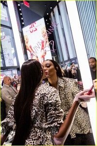 winnie-harlow-surprises-employees-at-mac-store-02.jpg