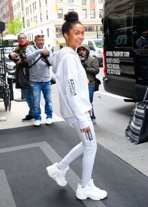 yara-shahidi-street-style-05-09-2019-2.thumb.jpg.3d43b6ef23c533fb59f2166351b131d1.jpg