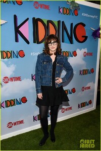 zooey-deschanel-joins-jim-carrey-at-kidding-emmy-fyc-screening-07.jpg