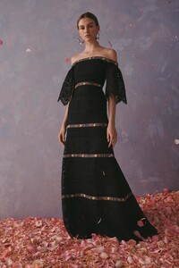 00001-Caroline-Herrera-Resort-2020r.thumb.jpg.44b65b6e51225f1308a58411d4cfcfe5.jpg