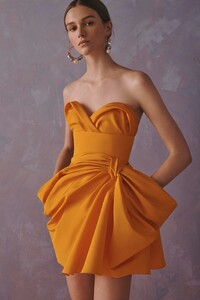 00002-Caroline-Herrera-Resort-2020.thumb.jpg.85e2cfe4d1c927e639f7f2541ff3e31e.jpg