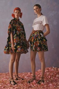 00005-Caroline-Herrera-Resort-2020.thumb.jpg.75cd8934d13b2e40233ad0b1b06d0720.jpg