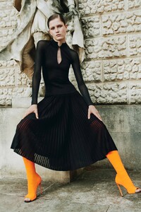 00006-Victoria-Beckham-Resort-20.thumb.jpg.1eaf1b1b6555d66a7a403c066fba157f.jpg