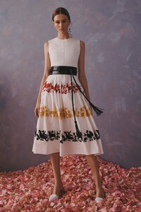 00008-Caroline-Herrera-Resort-2020.thumb.jpg.6915b78eb26fd5799e33028eff8d3119.jpg