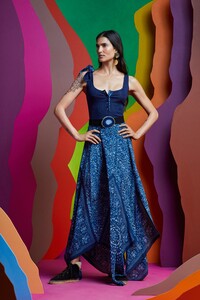 00009-Altuzarra-Resort-2020.thumb.jpg.0e2b4918f92df2c435b87c6fb78f4548.jpg