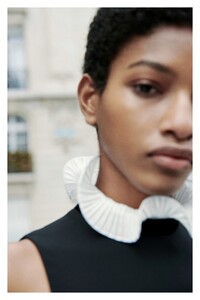 00010-givenchy-details-resort-20.thumb.jpg.e7eb034809a9e554d9a535d3c8850363.jpg