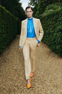 00011-Victoria-Beckham-Resort-20.thumb.jpg.214b0143b8c95aa42635bc11e4cfeb92.jpg