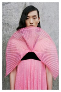 00014-givenchy-details-resort-20.thumb.jpg.d5126779670226aa94c21aa27363bb73.jpg