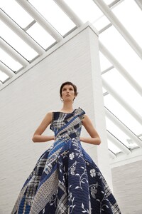 00015-Oscar-De-La-Renta-Resort-2020.thumb.jpg.7b29cf787fcaada37c57208ab2384c07.jpg