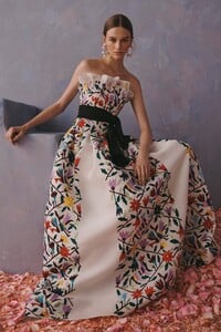 00023-Caroline-Herrera-Resort-2020.thumb.jpg.1d6cb0cb0866e01f15b3ac75a9e567bb.jpg