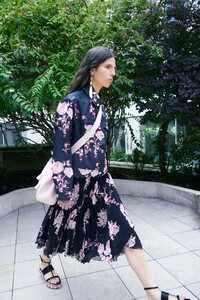 00024-Giambattista-Valli-Resort-2020.thumb.jpg.349cb0220273cfe81c9edbc5d2e9739b.jpg