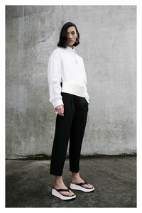 00037-givenchy-resort-20.thumb.jpg.d4d29e6b4a9bf299e5ead896d3e3824f.jpg