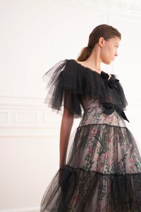 00038-Giambattista-Valli-Resort-2020.thumb.jpg.f8fe45891112a67060f3003d2f77c4f3.jpg