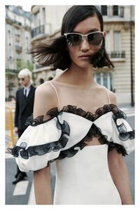 00044-givenchy-resort-20.thumb.jpg.605adc4711973e97cad1b0054d9fe5dd.jpg