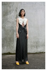 00047-givenchy-resort-20.thumb.jpg.40912f7ed86312ed531198348f348367.jpg